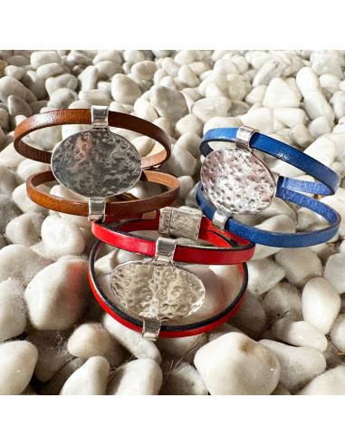 Bracelet cuir et ornement ovale argenté martelé