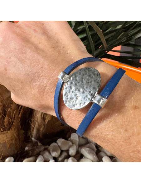 Bracelet cuir et ornement ovale argenté martelé