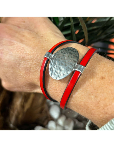 Bracelet cuir et ornement ovale argenté martelé