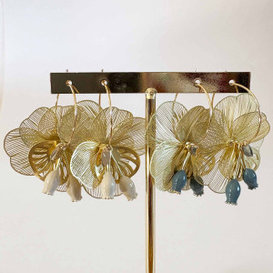 Boucles d'oreilles créoles fleurs dorées et ivoire 2