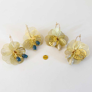 Boucles d'oreilles créoles fleurs dorées et ivoire