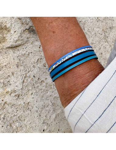 Bracelet cuir bleu et motifs