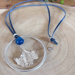 Collier long feuille ginko sur lien cuir