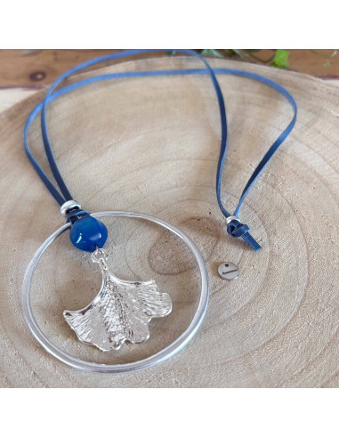 Collier long feuille ginko sur lien cuir