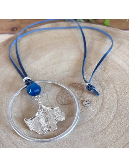 Collier long feuille ginko sur lien cuir