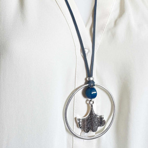 Collier long feuille ginko sur lien cuir 2