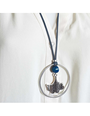 Collier long feuille ginko sur lien cuir