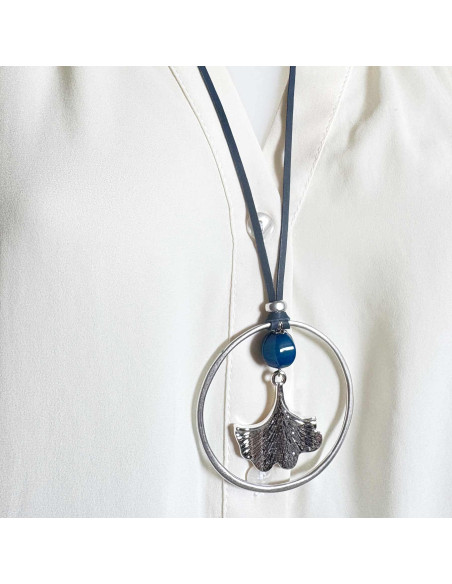 Collier long feuille ginko sur lien cuir