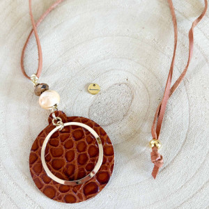 Collier long rond cuir texturé, laiton doré, perle céramique sur lien de cuir avec perle reglable