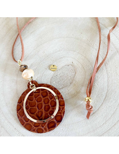 Collier long rond cuir texturé, laiton doré, perle céramique sur lien de cuir avec perle reglable