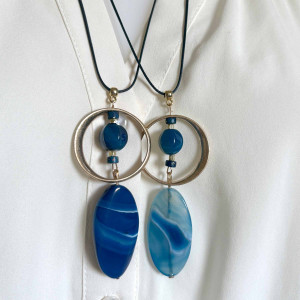 Collier avec grande agate bleue ovale dans cercle doré et surmonté d'une perle bleue. Lien cuir agneau cousu 2