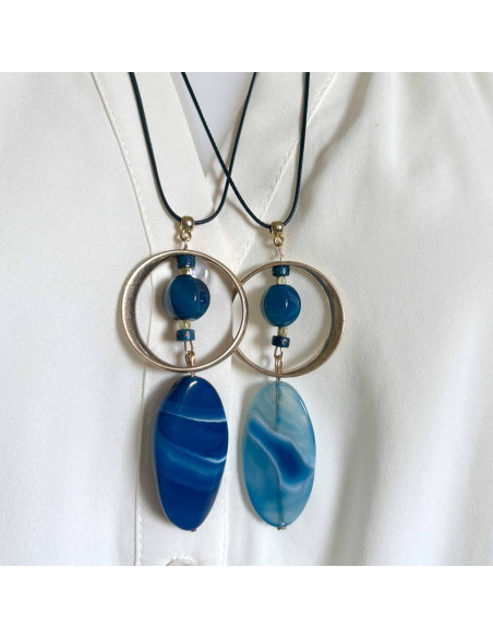 Collier long avec grande agate bleue et laiton doré