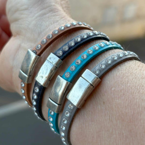 Bracelet un line de cuir et cristaux sur fermoir aimanté 2