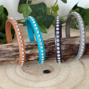 Bracelet un line de cuir et cristaux sur fermoir aimanté
