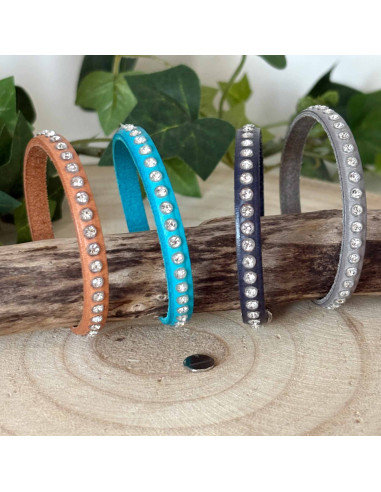 Bracelet un line de cuir et cristaux sur fermoir aimanté