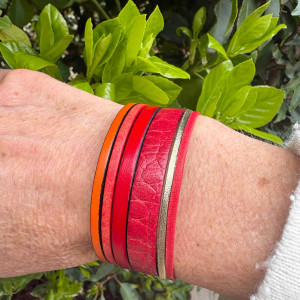 Bracelet cuir manchette cuir rouge, doré et orange sur fermoir aimanté