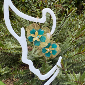 Boucles d'oreilles créoles dorées avec fleur métal doré et fleur acrylique de couleur 2
