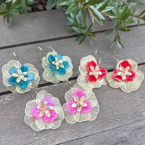 Boucles d'oreilles créoles dorées avec fleur métal doré et fleur acrylique de couleur