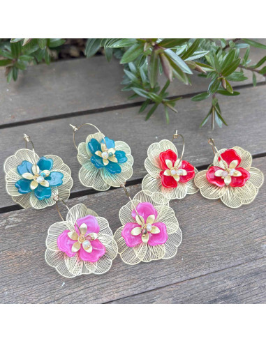 Boucles d'oreilles créoles dorées avec fleur métal doré et fleur acrylique de couleur