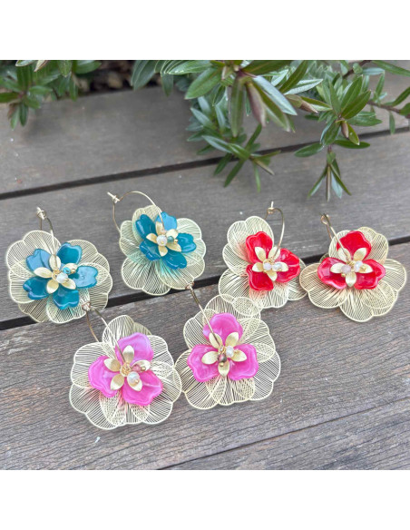 Boucles d'oreilles créoles dorées avec fleur métal doré et fleur acrylique de couleur