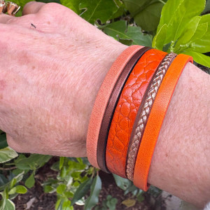 Bracelet cuir manchette diverses nuances de orange sur fermoir aimanté