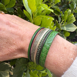 Bracelet manchette constituée de 6 liens en cuir nuancés de verts et or sur fermoir aimanté