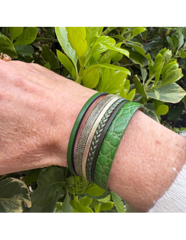 Bracelet manchette constituée de 6 liens en cuir nuancés de verts et or sur fermoir aimanté