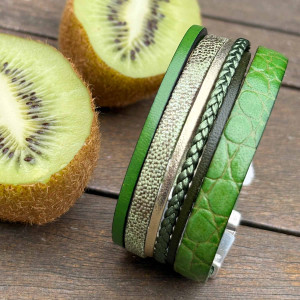 Bracelet manchette constituée de 6 liens en cuir nuancés de verts et or sur fermoir aimanté 2