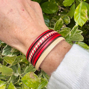 Bracelet manchette en cuir de 5 liens de cuir dans les tons rouge et beige sur fermoir aimanté 2