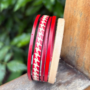 Bracelet manchette en cuir de 5 liens de cuir dans les tons rouge et beige sur fermoir aimanté