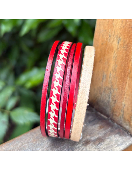 Bracelet manchette en cuir de 5 liens de cuir dans les tons rouge et beige sur fermoir aimanté