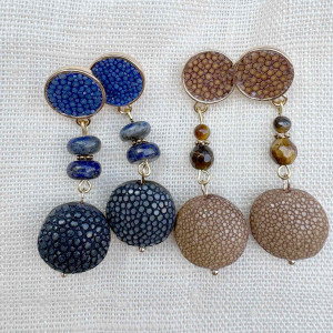 Boucles d'oreilles avec galuchat et pierres naturelles : bleu pour version lapis lazuli et beige pour version oeil de tigre