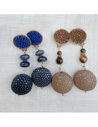 Boucles d'oreilles avec galuchat et pierres naturelles : bleu pour version lapis lazuli et beige pour version oeil de tigre