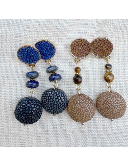 Boucles d'oreilles avec galuchat et pierres naturelles : bleu pour version lapis lazuli et beige pour version oeil de tigre