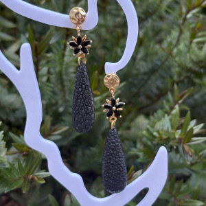 Boucles d'oreilles goutte alongée Galuchat avec fleur verre sur clou martelé laiton doré. Disponible en vert, violet et noir 2