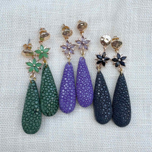 Boucles d'oreilles goutte alongée Galuchat avec fleur verre sur clou martelé laiton doré. Disponible en vert, violet et noir