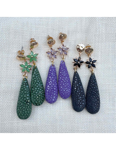 Boucles d'oreilles goutte alongée Galuchat avec fleur verre sur clou martelé laiton doré. Disponible en vert, violet et noir