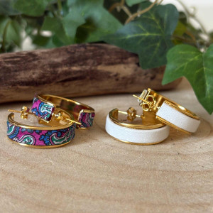 Boucles d'oreilles jonc laiton doré à l'or fin couvert d'une petite bande de cuir blanc nacré ou motif cachemire
