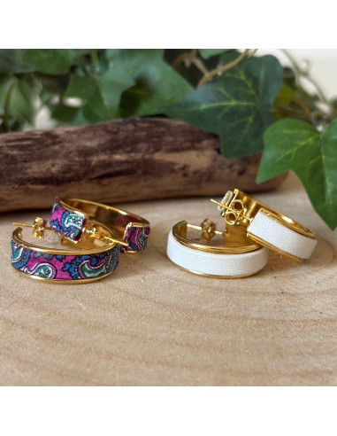 Boucles d'oreilles jonc laiton doré à l'or fin couvert d'une petite bande de cuir blanc nacré ou motif cachemire