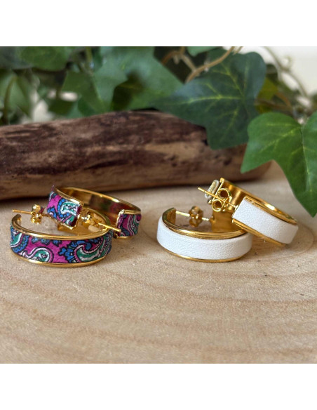 Boucles d'oreilles jonc laiton doré à l'or fin couvert d'une petite bande de cuir blanc nacré ou motif cachemire