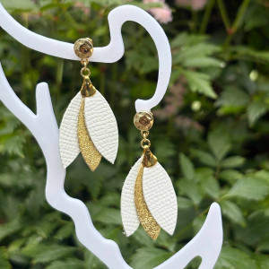 Boucles d'oreilles pétales de cuir or et noir/blanc