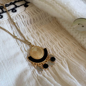 Collier avec pendant laiton doré émaillé noir et pampilles sur chaine boule acier inoxydable doré.