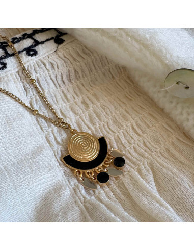 Collier avec pendant laiton doré émaillé noir et pampilles sur chaine boule acier inoxydable doré.
