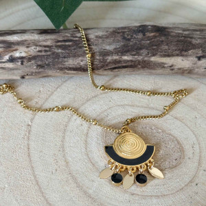 Collier avec pendant laiton doré émaillé noir et pampilles sur chaine boule acier inoxydable doré. 2