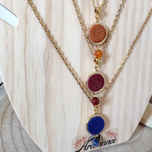Collier médaillon galuchat avec pierre naturelle sur chaine acier inoxydable doré