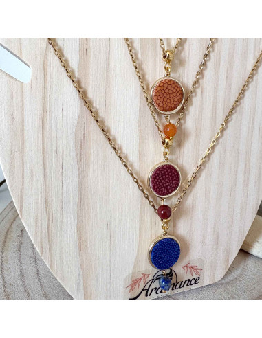 Collier médaillon galuchat avec pierre naturelle sur chaine acier inoxydable doré